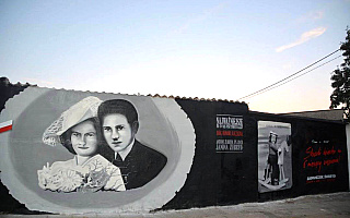 W Olsztynku upamiętnią muralem rodzinę Żubrydów
